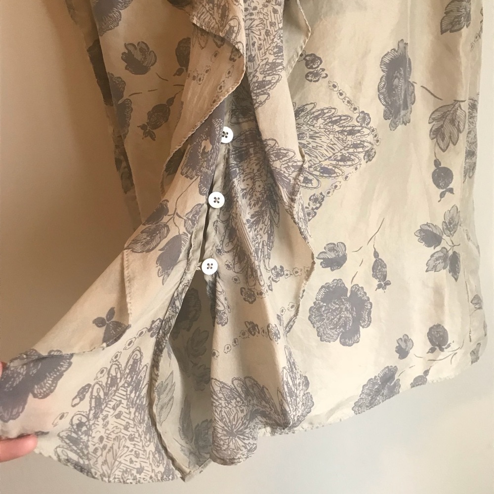CAbi. |  100% Silk ‘Tranquil Sleeveless Blouse!’ - Picture 7 of 8